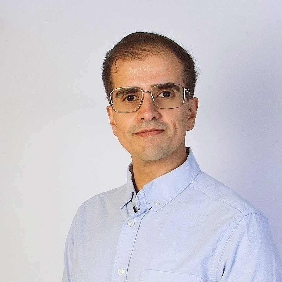 Vinicius Lima wearing a light blue denim shirt